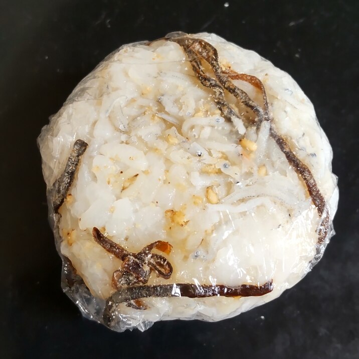 しらすと塩昆布のおにぎり